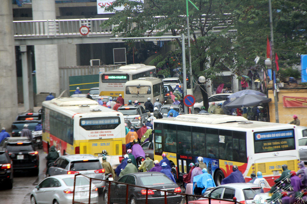 Vật vã chôn chân hít khói ô tô trong mưa rét Hà Nội